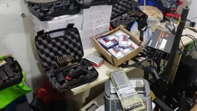 VIDEO. Descubren guarida de extorsionadores; tenían un arsenal, drogas y una máquina para contar dinero