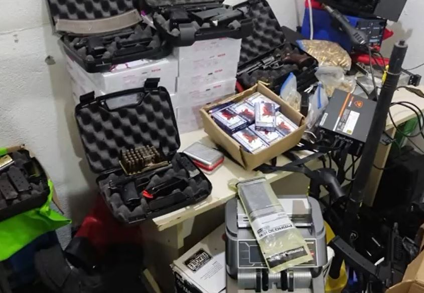 VIDEO. Descubren guarida de extorsionadores; tenían un arsenal, drogas y una máquina para contar dinero