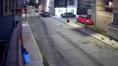 VIDEO: Jovencita grita y corre para salvarse de un acosador en motocicleta