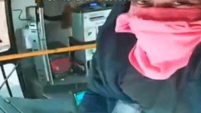 VIDEO: Chofer baja al baño y un ladrón se lleva el camión de pasajeros
