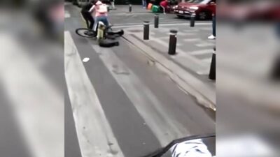 VIDEO. Repartidor en moto provoca accidente múltiple, se indigna y huye