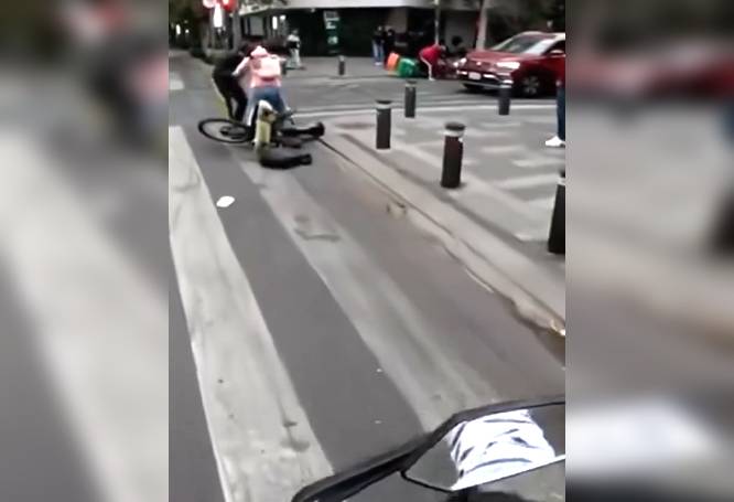 VIDEO. Repartidor en moto provoca accidente múltiple, se indigna y huye