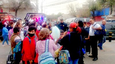 CERCANÍA. Policías del Sector Aragón estrechan vínculos con padres de familia y alumnos