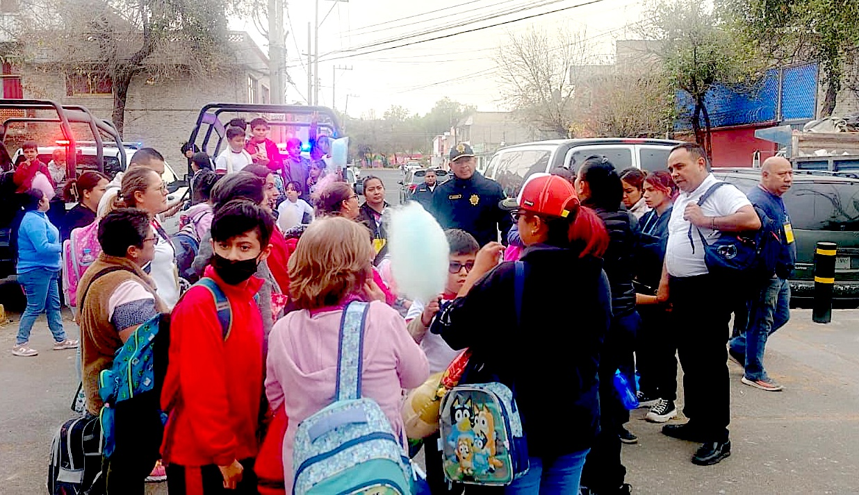 CERCANÍA. Policías del Sector Aragón estrechan vínculos con padres de familia y alumnos