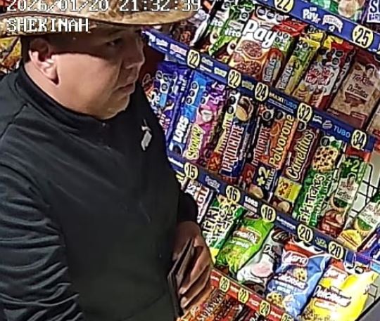 VIDEO. Supuesto militar intenta pagar con billetes falsos de mil pesos en negocios de Edomex