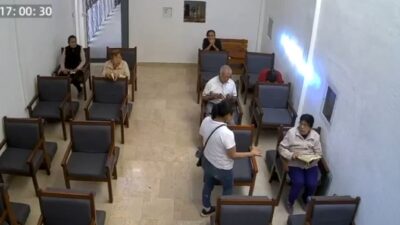 VIDEO. ‘Les mato a sus hijos’; mujer amenaza a abuelitos y los roba en una capilla