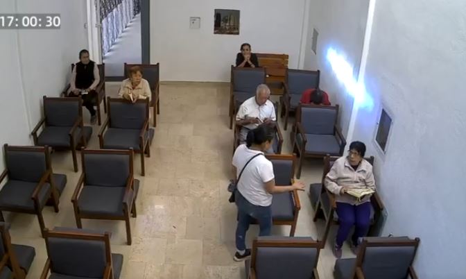VIDEO. ‘Les mato a sus hijos’; mujer amenaza a abuelitos y los roba en una capilla