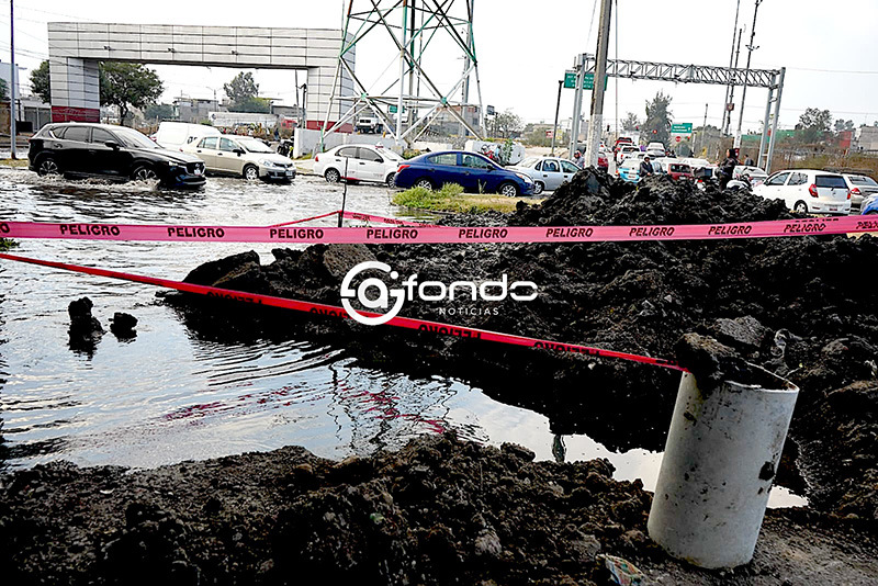 PARADOJA. Miles de litros se desperfician por enorme fuga de agua, mientras vecinos padecen grave desabasto