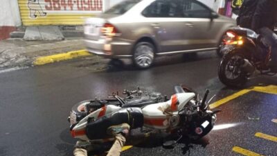ACCIDENTE: Motocilcista queda tirado en el asfalto; iba solo y nadie lo identificó