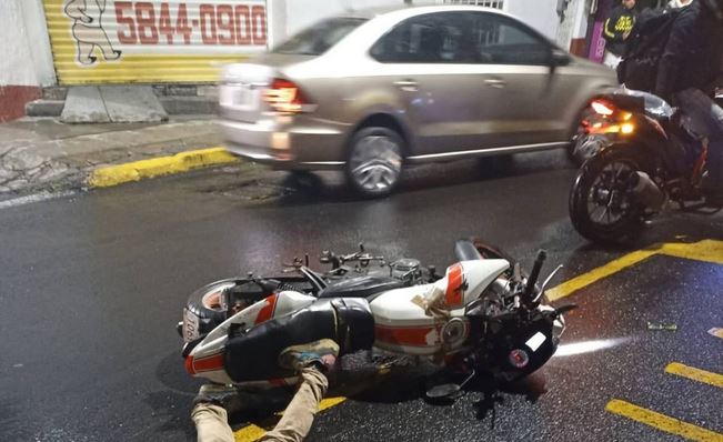 ACCIDENTE: Motocilcista queda tirado en el asfalto; iba solo y nadie lo identificó