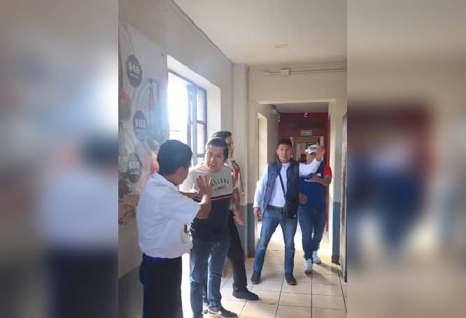 VIDEO: ‘¡Ya, cabrones!’; clientes borrachos golpean a meseros de un restaurante