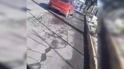 VIDEO. Graban a supuesto ministerial amenazando con arma de fuego a un conductor en carretera de Edomex