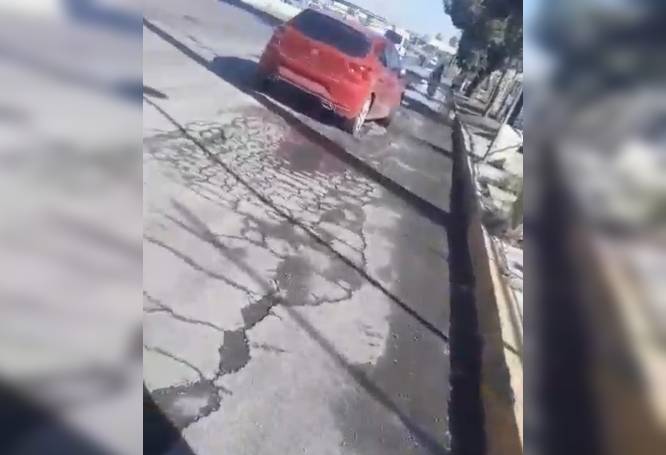 VIDEO. Graban a supuesto ministerial amenazando con arma de fuego a un conductor en carretera de Edomex