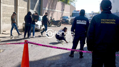 TERRIBLE. Le dieron tres balazos para robarle su motocicleta; su cuerpo sin vida quedó a la mitad de una calle sin pavimento
