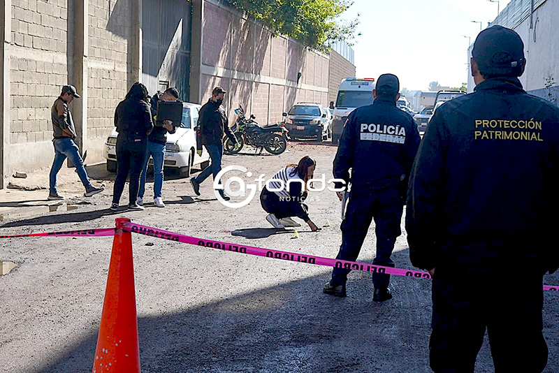 TERRIBLE. Le dieron tres balazos para robarle su motocicleta; su cuerpo sin vida quedó a la mitad de una calle sin pavimento