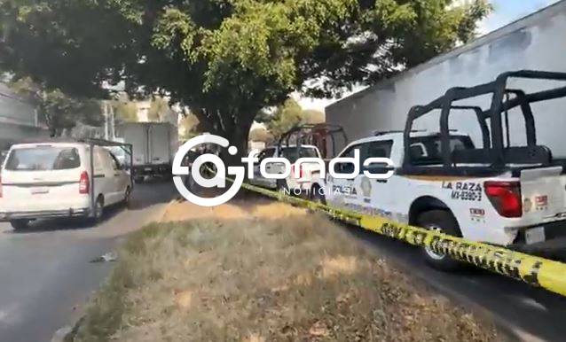 URGENTE: Motociclista termina su viaje de manera fatal; muere bajo un tráiler