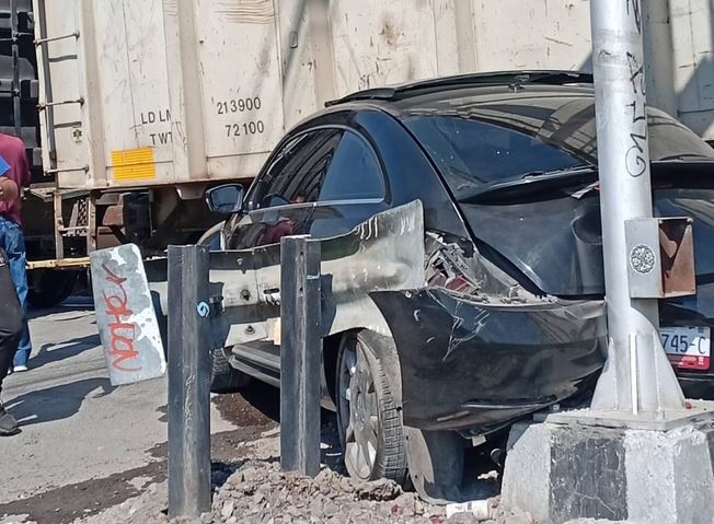 VIDEO: Conductor de un Beetle intenta ganar el paso al tren y termina arrastrado en Edomex