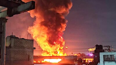 ÚLTIMA HORA. Enorme incendio en una fábrica de pintura provoca pánico en Ecatepec