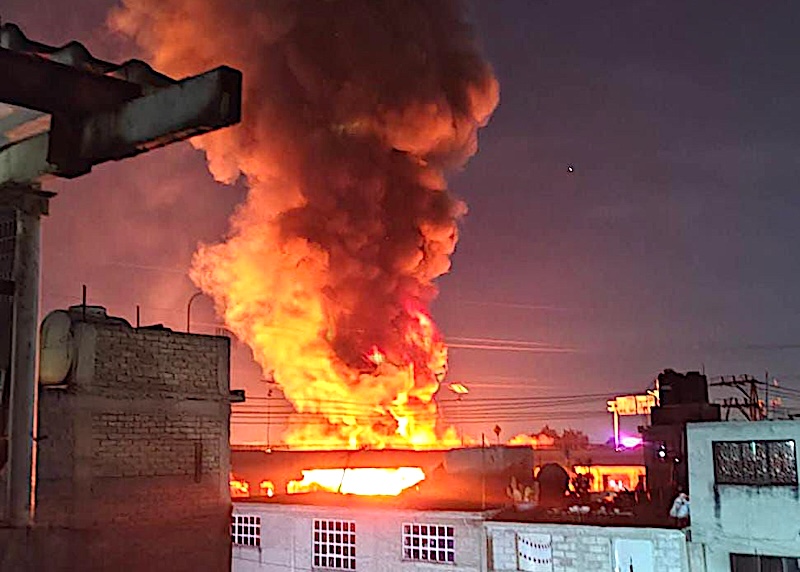 ÚLTIMA HORA. Enorme incendio en una fábrica de pintura provoca pánico en Ecatepec