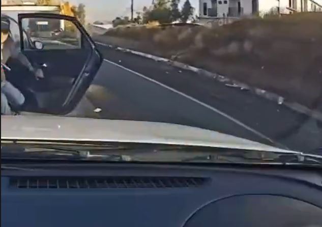 VIDEO. Presuntos ministeriales atacan a balazos y secuestran a dos hombres en carretera del Edomex