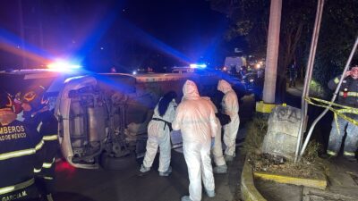 TRAGEDIA: Conductor iba sin cinturón en su Mazda, sale proyectado y muere