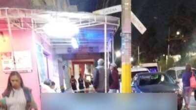 TERRIBLE: Señora cae sola en la calle, vecinos la sentaron en una banquita y ahí murió