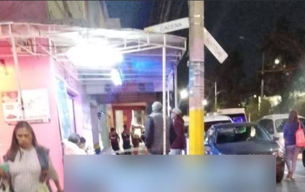 TERRIBLE: Señora cae sola en la calle, vecinos la sentaron en una banquita y ahí murió