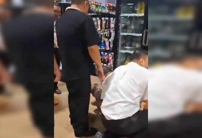 VIDEO: Guardias de Chedraui someten y golpean a un señor por llevar la pañalera de su bebé