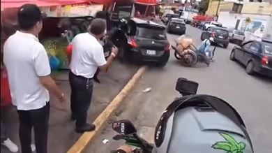 VIDEO. Conductora discute con un motociclista y termina con todo y carro en un tianguis