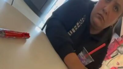 VIDEO. Delincuentes citan a jóvenes en una plaza para estafarlos y robarles su automóvil en Edomex