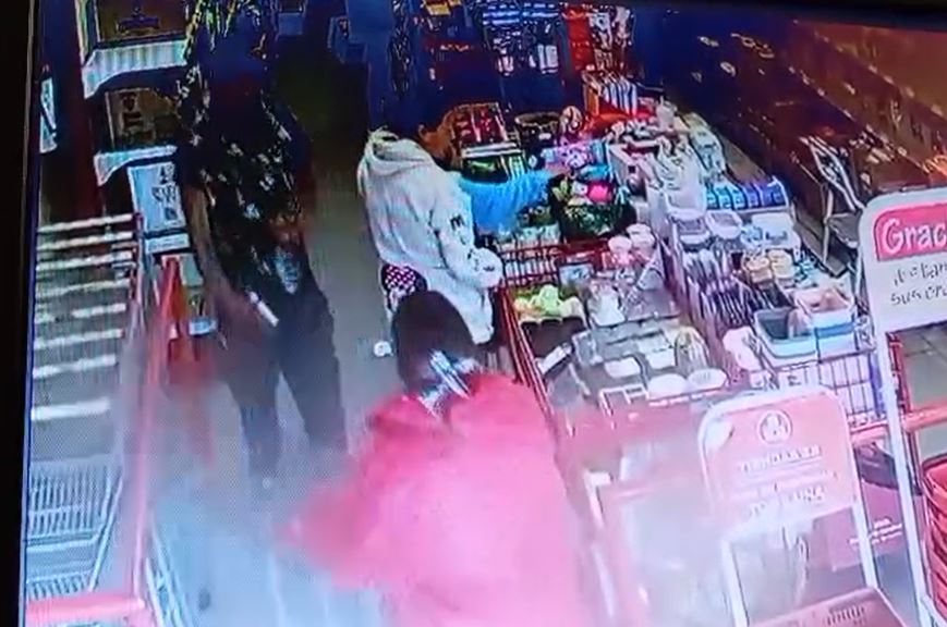 VIDEO: Sujetos entran armados a una tienda 3B par llevarse mercancía en Edomex