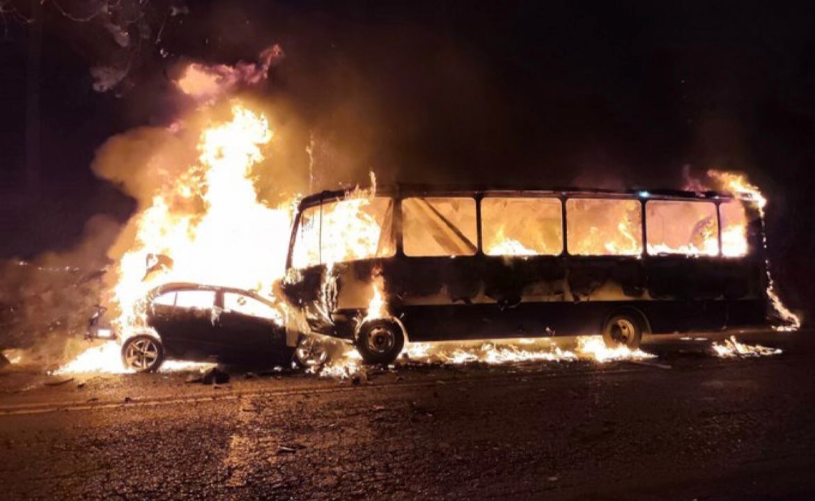 VIDEO: Mueren quemados cuatro pasajeros de un autobús; un auto lo chocó de frente