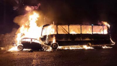VIDEO: Mueren quemados cuatro pasajeros de un autobús; un auto lo chocó de frente