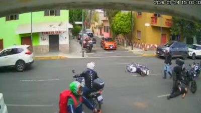 VIDEO: Motociclista manejaba imprudente y otro biker se lo lleva ‘de corbata’