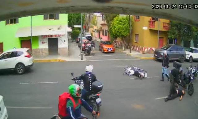 VIDEO: Motociclista manejaba imprudente y otro biker se lo lleva ‘de corbata’