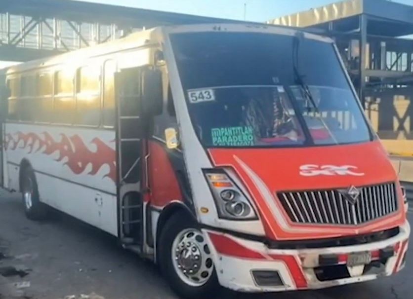 PESADILLA. Asaltantes golpean y apuñalan a pasajeros a bordo de un camión de transporte público