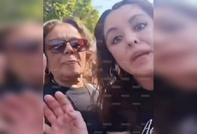 VIDEO: Familia ‘saca el cobre’, se estacionan en el camellón y agreden a policías