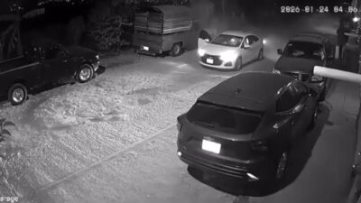 VIDEO: Gritos y llanto; jovencita es arrojada desde un auto por la madrugada