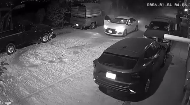 VIDEO: Gritos y llanto; jovencita es arrojada desde un auto por la madrugada