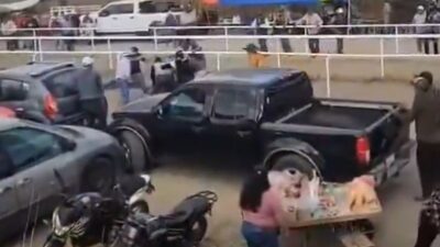 VIDEO: Sujeto furioso mata a hermanos durante carrera clandestina de caballos