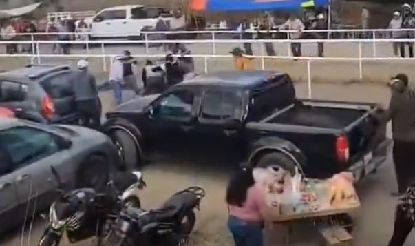 VIDEO: Sujeto furioso mata a hermanos durante carrera clandestina de caballos