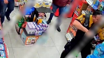 VIDEO: ‘¡Tírate al piso!’; custodio de valores encañona a asaltante en un Oxxo