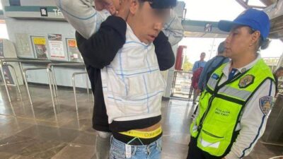 JUSTICIERO: Joven descubre a ratero en el Metro y le da un buen escarmiento