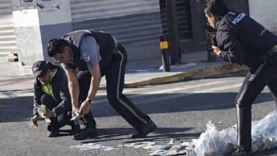 MÉXICO MÁGICO. Camioneta de valores riega bolsas con miles de pesos en la calle
