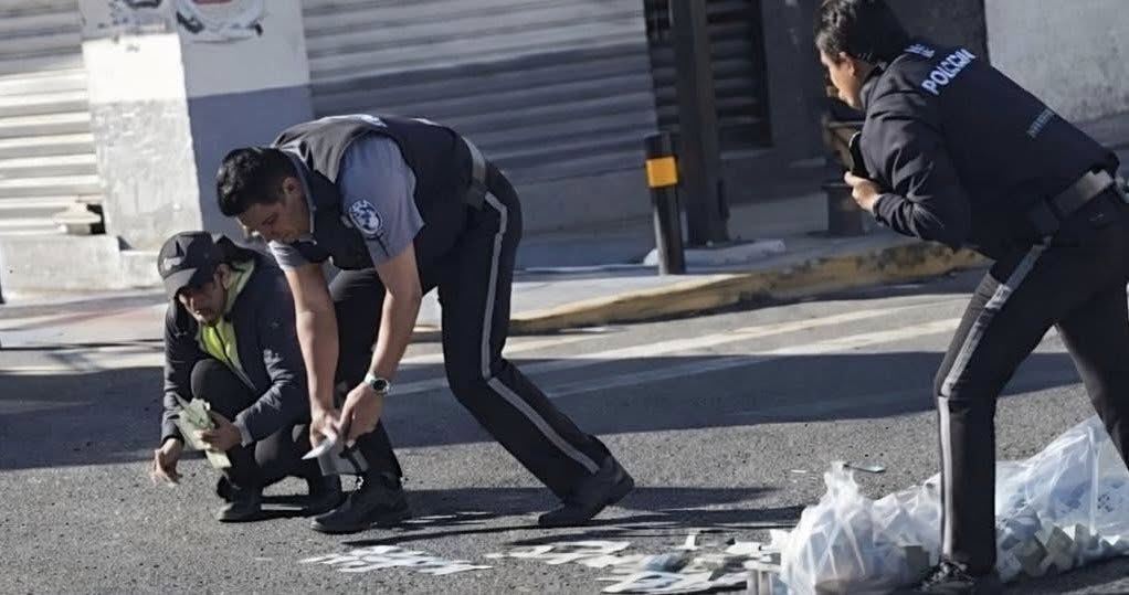 MÉXICO MÁGICO. Camioneta de valores riega bolsas con miles de pesos en la calle