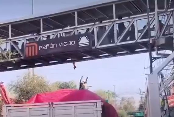 VIDEO: Policías y testigos se unen para salvar la vida de una jovencita en el Metro