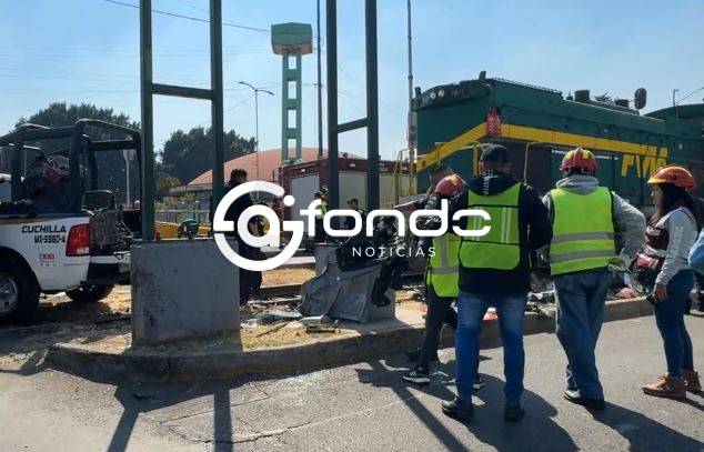 URGENTE: Conductor intenta ganar el paso al tren y termina prensado