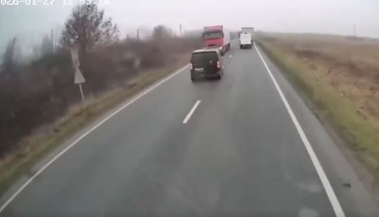 VIDEO: Fanáticos al futbol chocan contra un tráiler y vuelan por los aires; hay 7 muertos