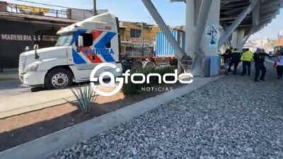 URGENTE: Ciclista muere arrollado bajo las llantas de un tráiler de doble remolque