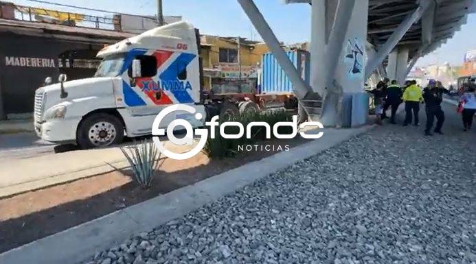 URGENTE: Ciclista muere arrollado bajo las llantas de un tráiler de doble remolque